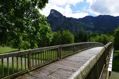 山附近的木桥 · 免费素材图片