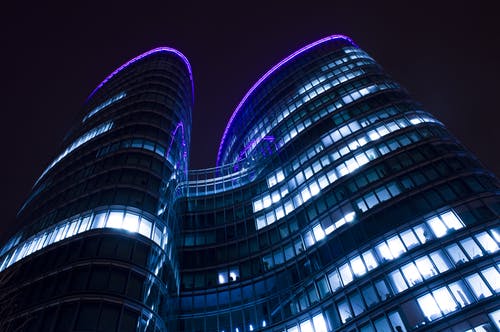夜间的高层建筑 · 免费素材图片