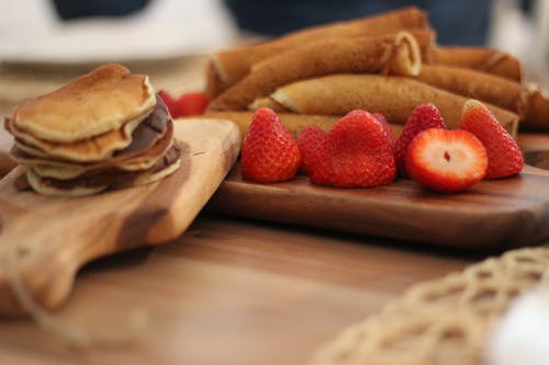 棕色木板上的草莓果实 · 免费素材图片