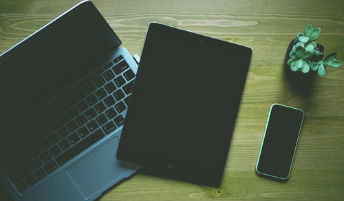 绿色iphone 5c旁边的黑色ipad · 免费素材图片