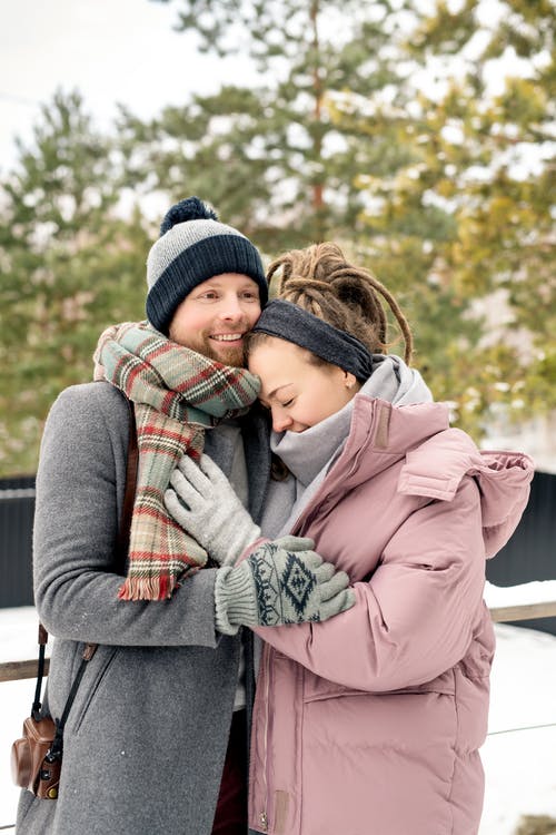 倚着男人的粉红色外套的女人 · 免费素材图片