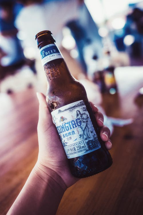 有关啤酒, 垂直拍摄, 手的免费素材图片