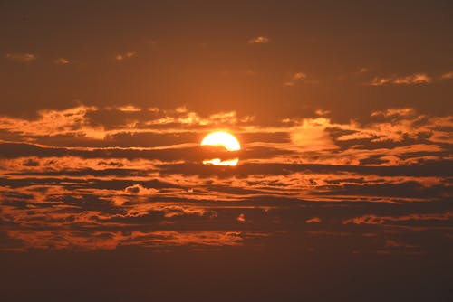 多云的云彩下的日落 · 免费素材图片