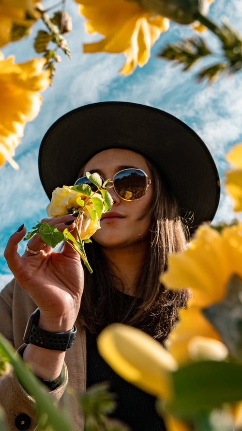 有关低角度拍摄, 垂直拍摄, 墨镜的免费素材图片