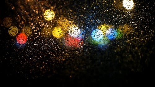 通过车窗看到的道路上的雨滴 · 免费素材图片