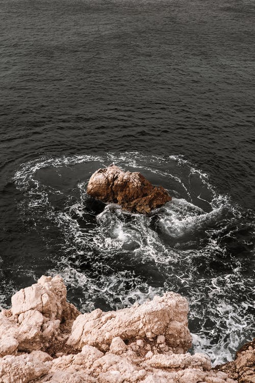水体上的棕色岩层 · 免费素材图片