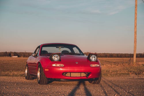 红色汽车在黎明时的照片 · 免费素材图片