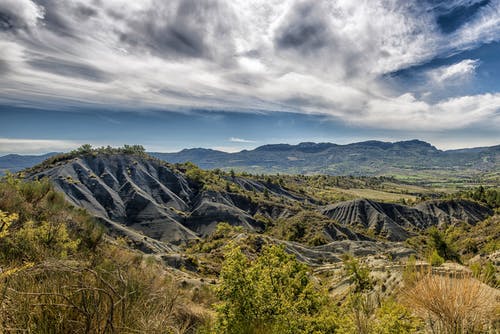 白色和蓝色的天空下的绿色和灰色山 · 免费素材图片