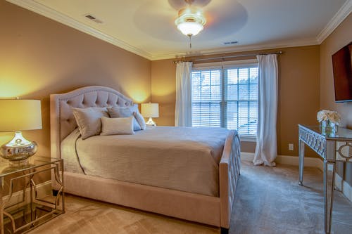 卧室内的现代床 · 免费素材图片