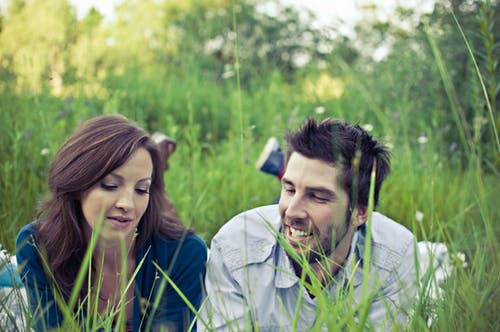 男人和女人躺在草地上 · 免费素材图片