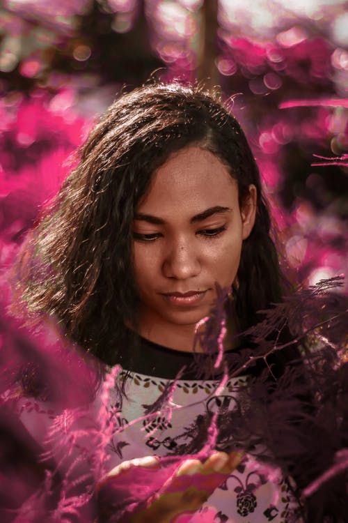 白色和黑色碎花圆领衬衫的女人 · 免费素材图片