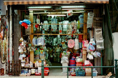 在他的商店内穿白色背心的人 · 免费素材图片