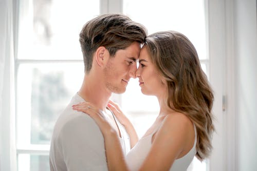 男人和女人彼此面对 · 免费素材图片