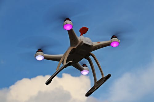 开启的白色quadcopter在天空中 · 免费素材图片
