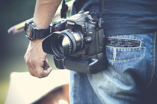 黑色尼康单反相机的人的选择性聚焦摄影 · 免费素材图片