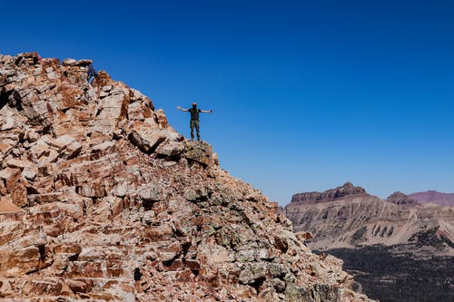 男子站在山脉上 · 免费素材图片