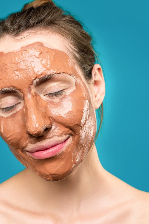 脸上的粘土面膜的女人 · 免费素材图片