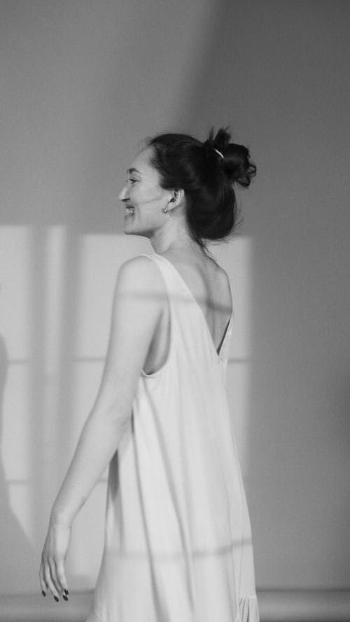 有关单色, 垂直拍摄, 女人的免费素材图片