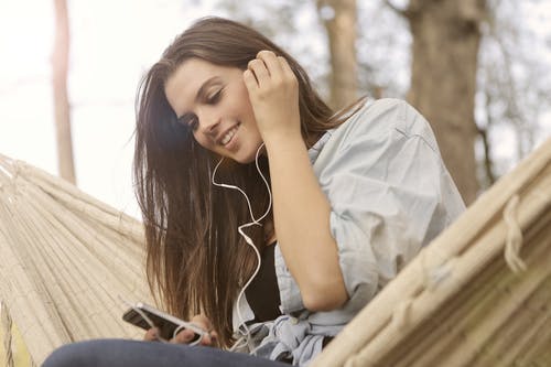 女人在听音乐的衬衫的白色纽扣 · 免费素材图片