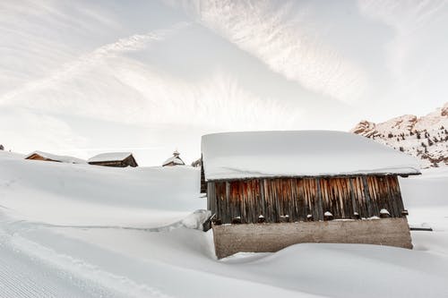 被雪覆盖的混凝土房屋的照片 · 免费素材图片