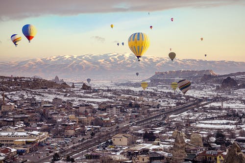 热气球飞越城市 · 免费素材图片