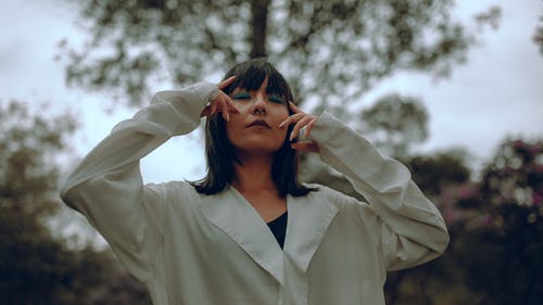 覆盖她的脸，她的手的白大褂的女人 · 免费素材图片