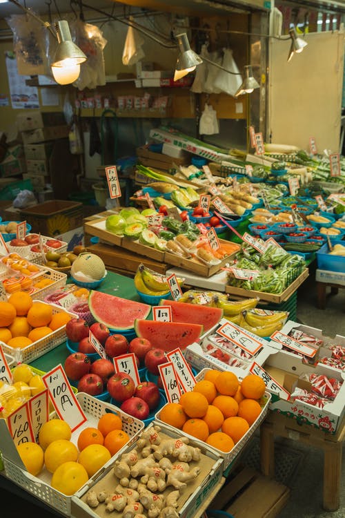 五颜六色的水果和蔬菜放在当地市场的柜台上 · 免费素材图片