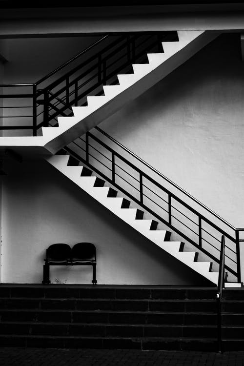 黑色和白色楼梯与黑色金属栏杆 · 免费素材图片