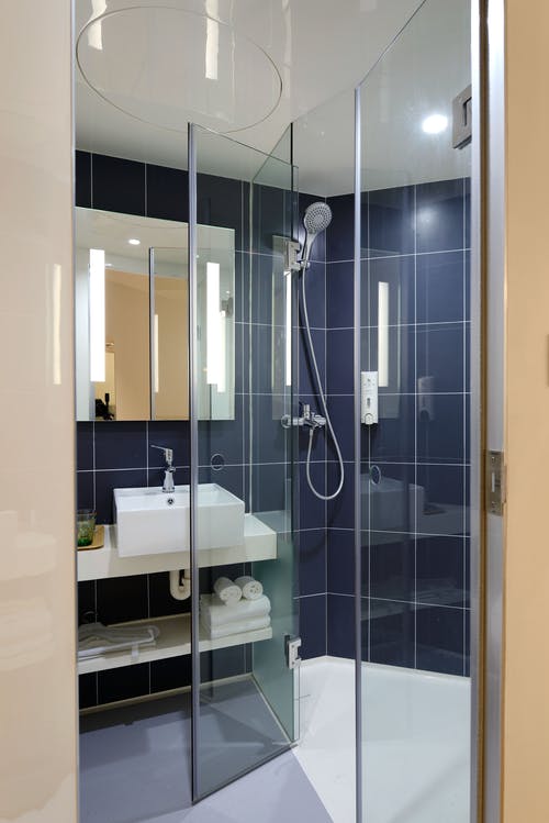 透明玻璃淋浴房 · 免费素材图片