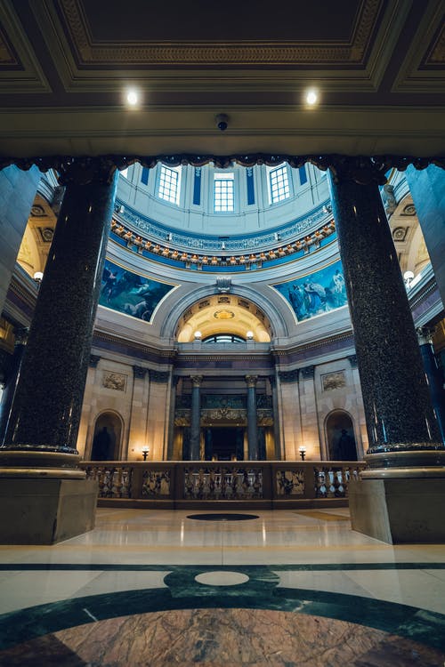 建筑物内部的低角度摄影 · 免费素材图片