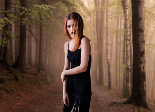 在森林里的年轻女子的画像 · 免费素材图片