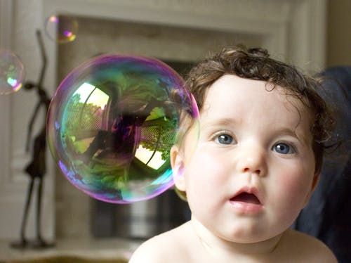 室内婴儿面对泡泡 · 免费素材图片