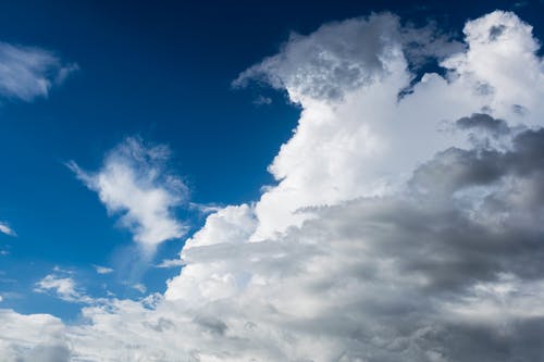 积云在蔚蓝的天空 · 免费素材图片