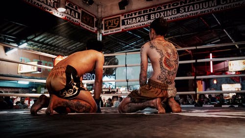 男子跪在拳击台上 · 免费素材图片