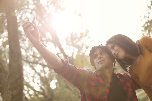 男人和女人以自拍照使用智能手机 · 免费素材图片