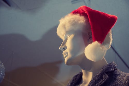 男模特与红色的圣诞老人的帽子 · 免费素材图片