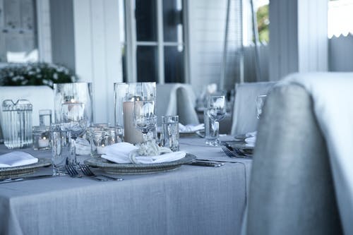 灰色桌上的透明玻璃餐具 · 免费素材图片