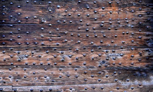 棕色木板与黑珠 · 免费素材图片
