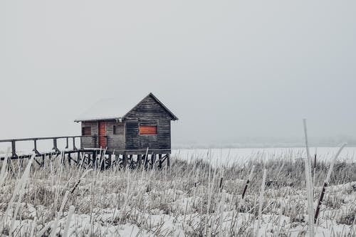 在冬季反对晴朗的天空场上的谷仓 · 免费素材图片