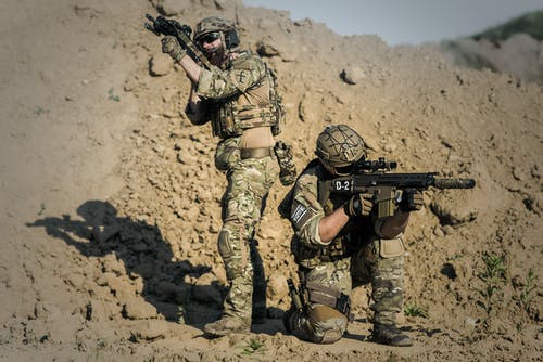 两名男子拿着枪的军服 · 免费素材图片