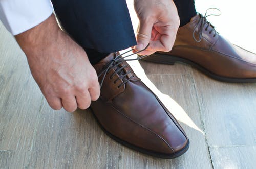 男人穿鞋的特写 · 免费素材图片