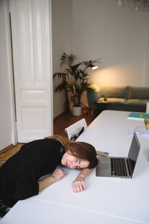 在桌子上睡觉的女人的照片 · 免费素材图片