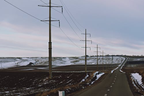 电力线附近的公路照片 · 免费素材图片