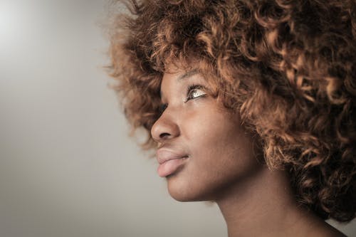 棕色卷发的女人 · 免费素材图片