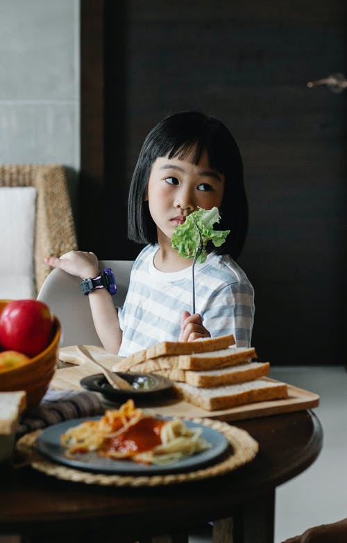 可爱的小女孩在早餐桌上 · 免费素材图片