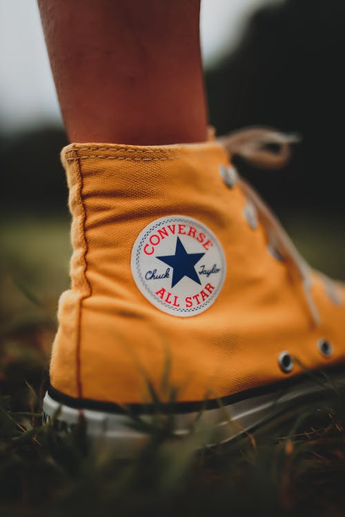 穿橙色匡威全明星高帮运动鞋的人 · 免费素材图片