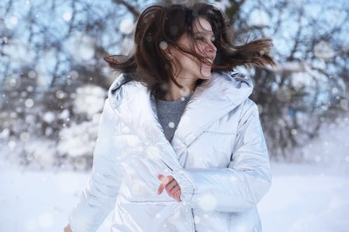女士白色冬季大衣 · 免费素材图片
