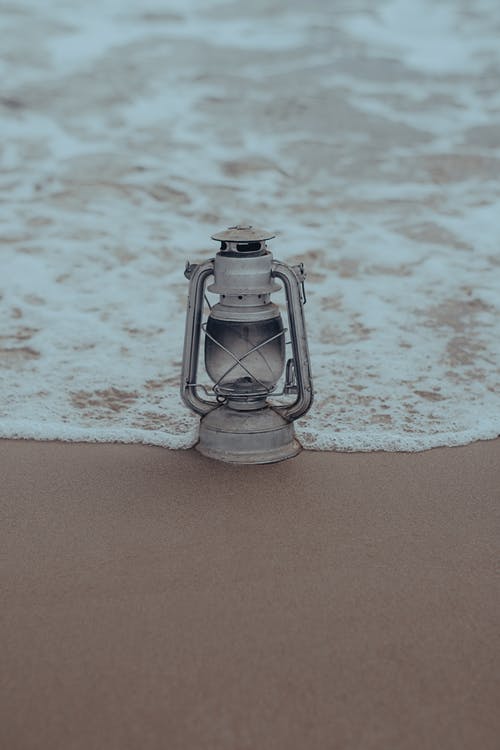 海边的灰灯笼 · 免费素材图片