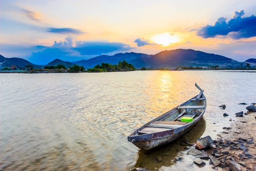 在海边的灰色划艇 · 免费素材图片