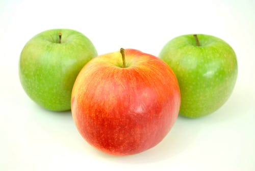 红苹果和两个青苹果 · 免费素材图片